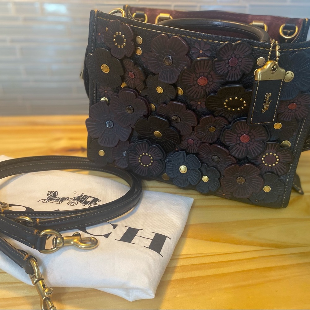Coach 1941 Rogue 25 with tea roses